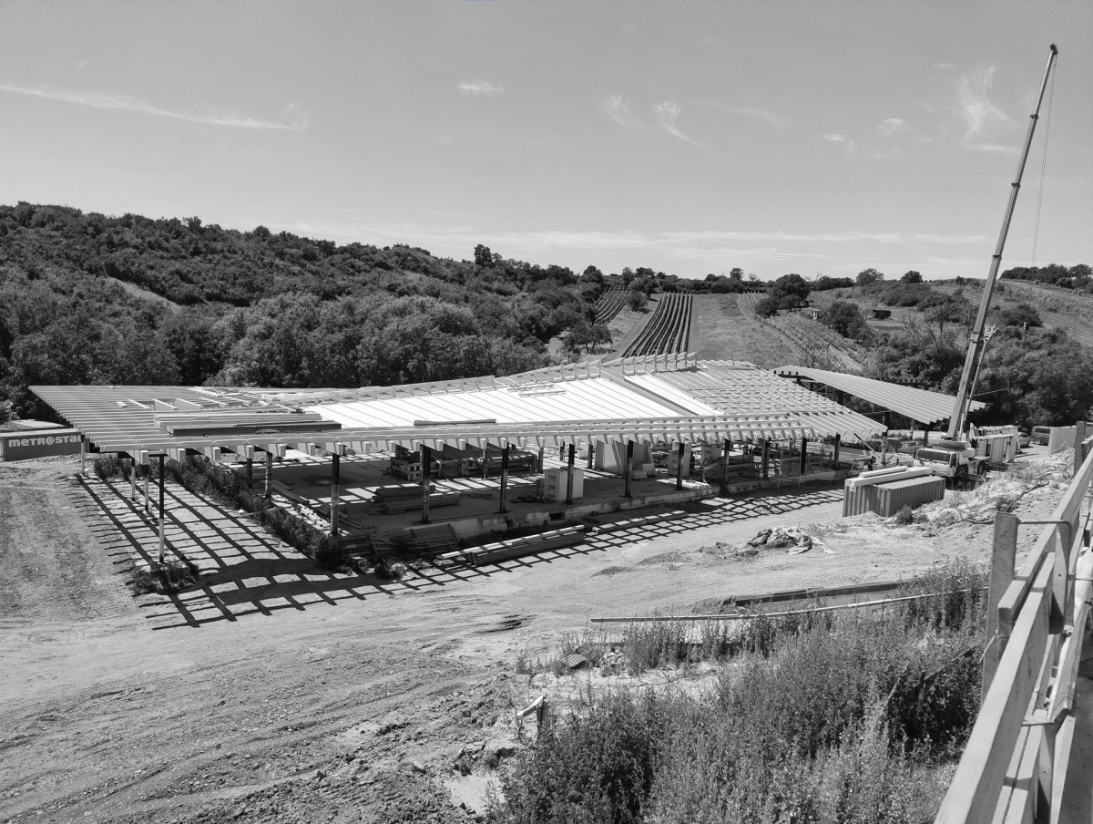 Fotografie z výstavby (ARTEVINI Resort & Winery u Velkých Pavlovic; znamení čtyř – architekti)