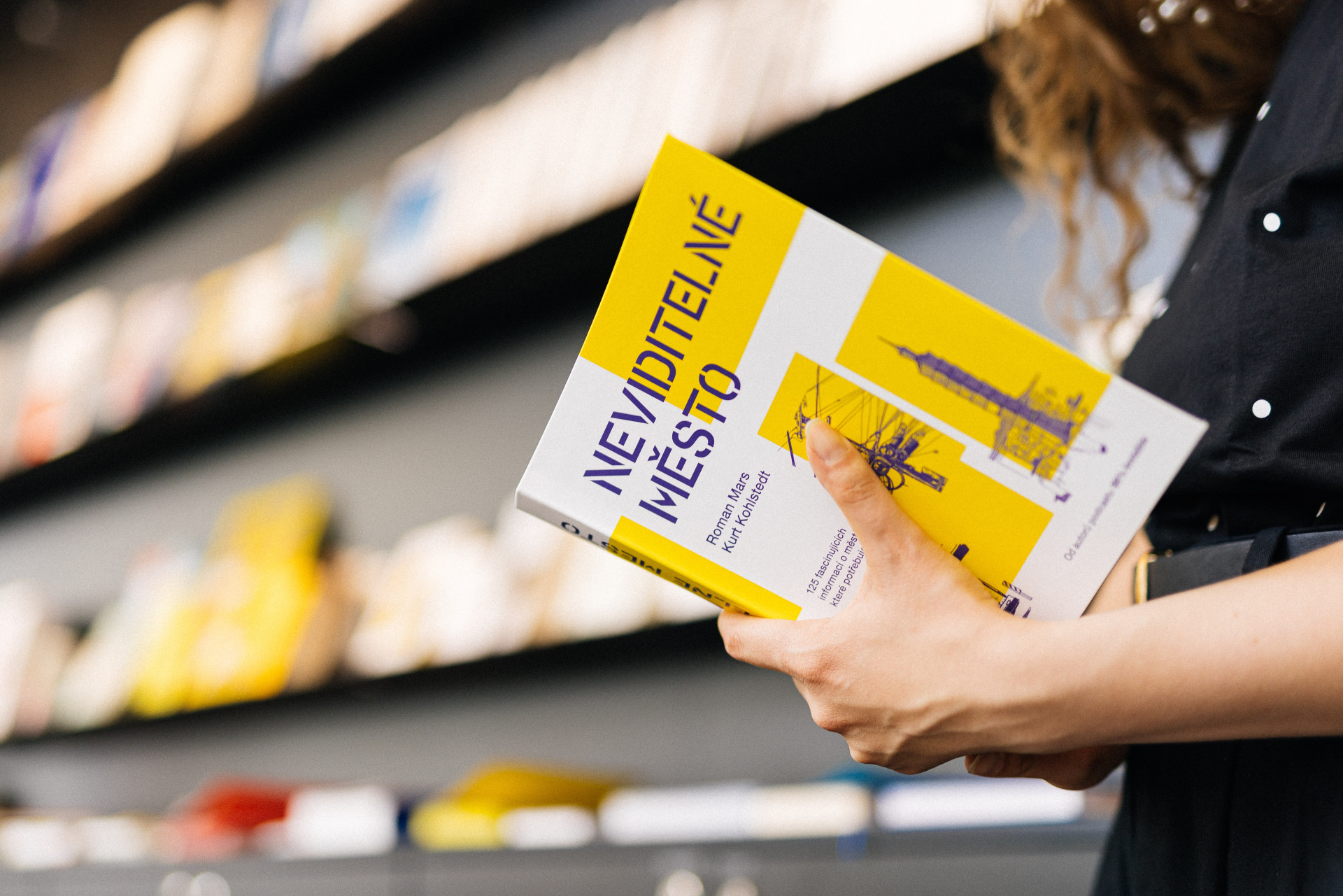 Nakladatelství IPR vydává knihu Neviditelné město, která odhaluje podmanivé příběhy skrývající se za zdánlivě nepodstatnými a přehlíženými aspekty městského prostředí