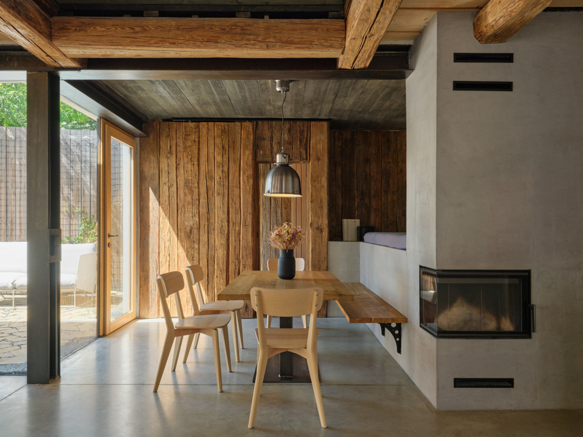 Jídelna osvětlená velkým rohovým oknem (Bukovanský domeček; SENAA architekti)