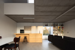 Rodinný dům v Polánce, CL3: Na podlahách jsou cementové stěrky, stropy odhalují pohledový beton a stěny pokrývá bílá výmalba