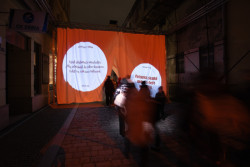 Večerní výjev: zlozvyky se promítají na opony (Peer Collective a Kateřina Šedá, Festival vánočních zlozvyků)