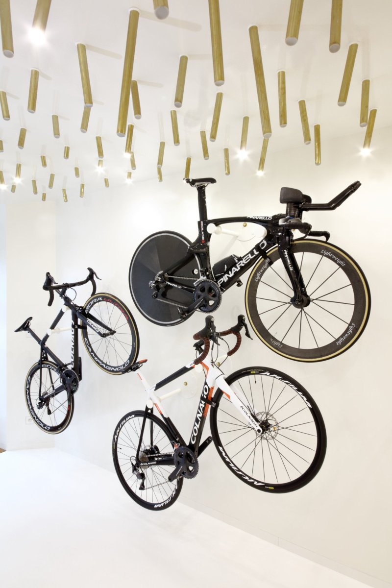 Cyklobutik L27, P6PA+Architects: V Lumírově 27 se prodávají kola, která se proháněla po slavných etapových závodech jako Tour de France nebo Giro d'Italia, ale také kola sestavena na zakázku přímo zákazníkovi