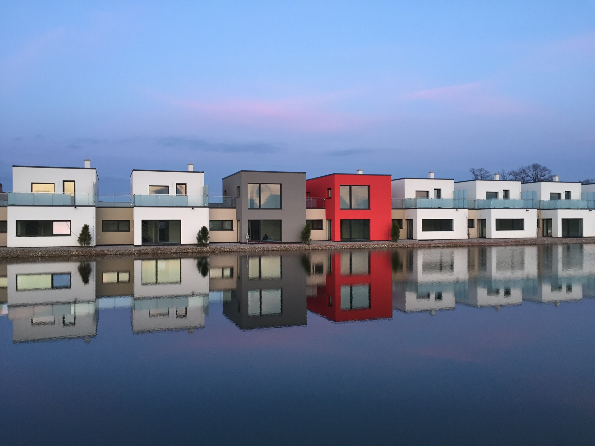 Mimořádně energeticky úsporné rodinné domy byly díky Smysluplnému celku HELUZ realizovány nedaleko golfového hřiště v Mladé Boleslavi