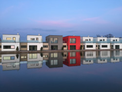 Mimořádně energeticky úsporné rodinné domy byly díky Smysluplnému celku HELUZ realizovány nedaleko golfového hřiště v Mladé Boleslavi