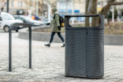 Volně stojící odpadkový koš, Olgoj Chorchoj.