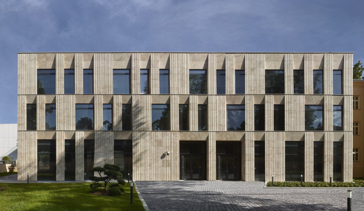 Rekonstrukce a dostavba Korejského velvyslanectví v Praze, SIAL architekti a inženýři spol. s r.o.: Rastr oken přístavby se nenápadně přizpůsobuje vile a díky tomu působí jemněji