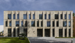 Rekonstrukce a dostavba Korejského velvyslanectví v Praze, SIAL architekti a inženýři spol. s r.o.: Rastr oken přístavby se nenápadně přizpůsobuje vile a díky tomu působí jemněji