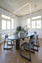 Masivní stůl v zasedací místnosti navrhli architekti a architektky ze studia COSMO. - Kanceláře marketingové agentury KHS v Praze, studio COSMO