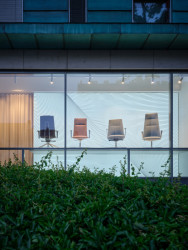 Mobiliář ve vitríně je vystaven na různě vysokých piedestalech.