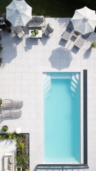 Interiérová designérka Jeanette Hammarstedtová spolu se svou rodinou svépomocí realizovala bazén s terasou.