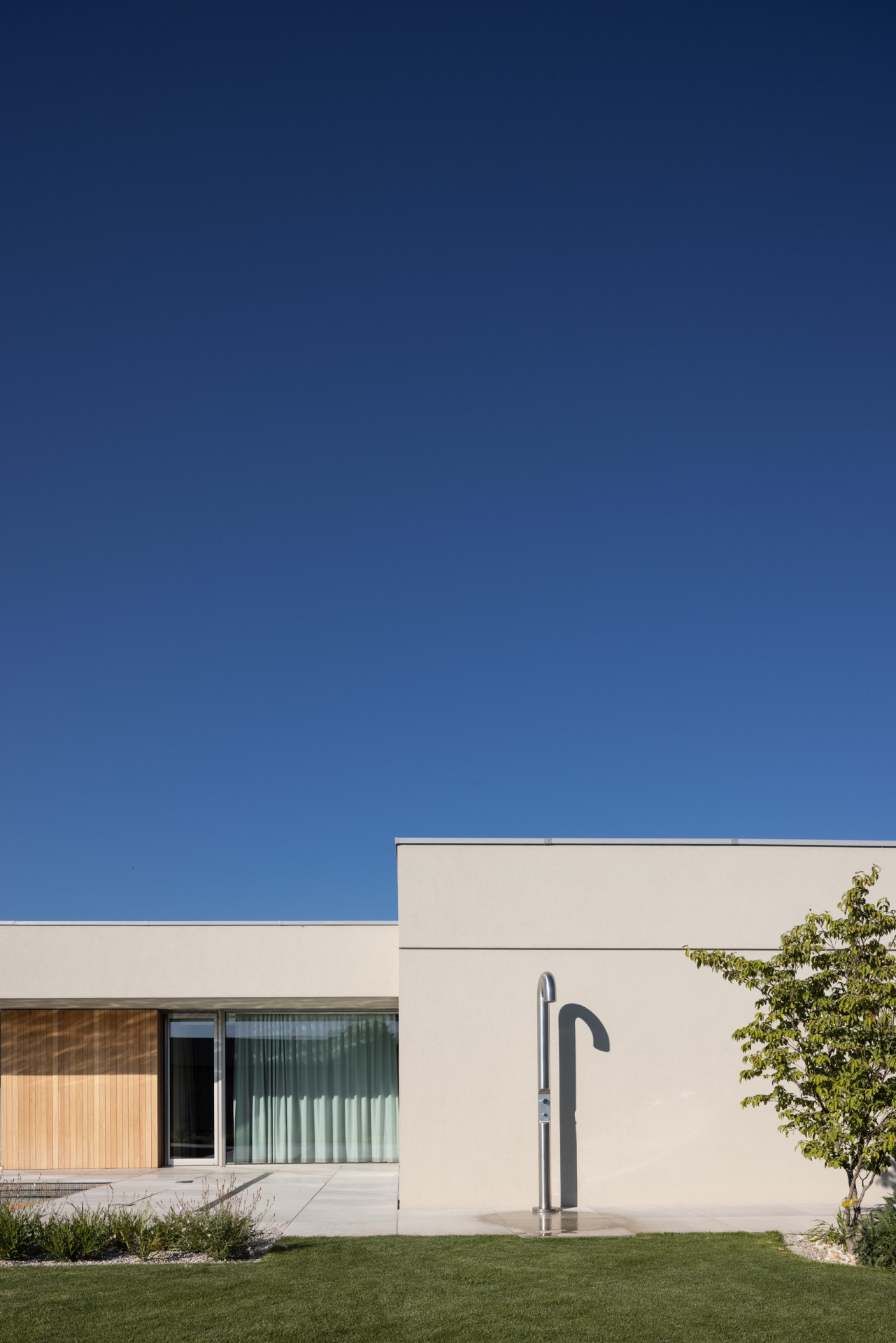 Pokoje orientované do zahrady se otevírají velkoformátovými okny