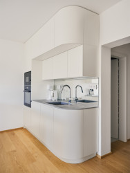 Navržený nábytek do kuchyně, koupelny, dětských pokojů a obývacího prostoru je z lakovaných desek. (Byt v Hostivaři, Michaela Socha)