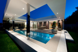 Designová vila od ateliéru de.fakto – pohled ze zahrady