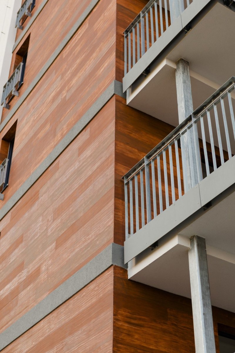 Při stavbě bytového domu Bydlení Nad Přehradou využili architekti technologii imitace dřeva StoWood Decor.