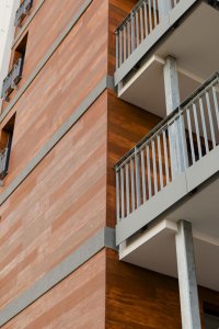 Při stavbě bytového domu Bydlení Nad Přehradou využili architekti technologii imitace dřeva StoWood Decor.