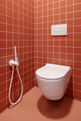 BY architects navrhli v areálu Nuselského pivovaru coworkingový prostor MIMAMI, kam koupelnové vybavení dodal Ravak. (Coworkingový prostor MIMAMI BY architects)