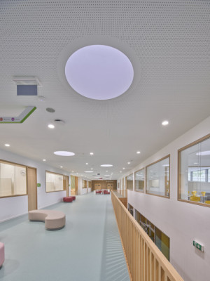 Nová škola od studia OVA architekti je v Berouně. (Nová škola Via v Berouně; OVA )