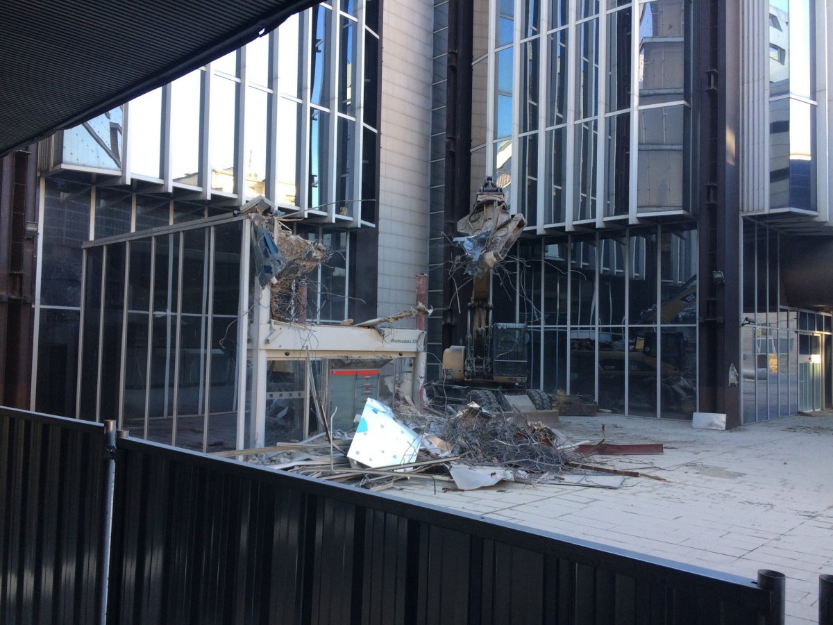 V Praze začala demolice hlavních věží komplexu Transgas. Foto: Matěj Beránek
