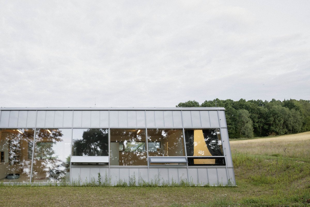 Podle funkce jednotlivých místností se přirozeně střídá velkoformátové a zkrácené prosklení. (Dům se šikmou fasádou; Papundekl architekti)