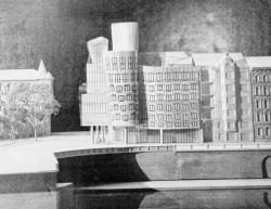 Tančící dům měl původně vypadat trošku jinak, než tomu nakonec je. Sám Vlado Milunić nebyl nikdy spokojený se zakončením krajní věže ocelovou „medůzou", která při pohledu z nábřeží vypadá zdeformovaně.