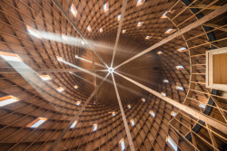 Uvnitř je sedm ručně tesaných trámů. (Kaple Panny Marie Bolestné v Nesvačilce, studio RCNKSK)