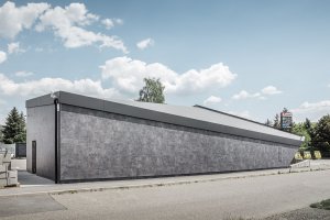 Daniel Zerzán navrhl geometricky tvarovanou čerpací stanici v pražské Uhříněvsi