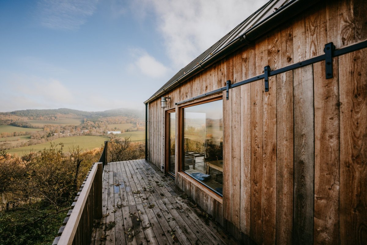 Tři domky v CHKO Šumava od Sokoban studio