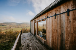 Tři domky v CHKO Šumava od Sokoban studio