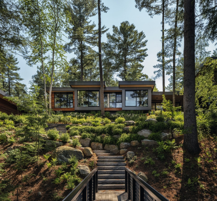 Rekreační objekt Rammed Earth Cottage v kanadské provincii Ontario