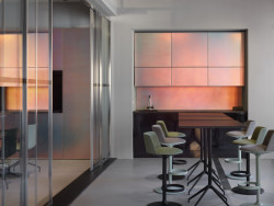 Konsepti nedávno otevřelo nový showroom s velkoformátovou projekcí, která v mnohém posouvá hranice vizualizací interiérů, za architektonickým návrhem stojí studio Perspektiv