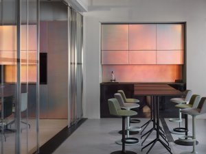 Konsepti nedávno otevřelo nový showroom s velkoformátovou projekcí, která v mnohém posouvá hranice vizualizací interiérů, za architektonickým návrhem stojí studio Perspektiv