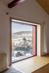 Chata v Sušici, BYRÓ architekti: Stěny jednoduše omítnuty nebo pobity překližkou druhé jakosti