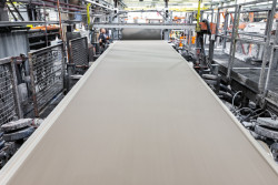 Vláknocement je materiál, který se hodí na fasády i střechy, dále také na podhledy, stěny, na šachty, balkony a třeba i v saunách. Dá se navíc recyklovat a architekti ho využívají čím dál tím častěji.