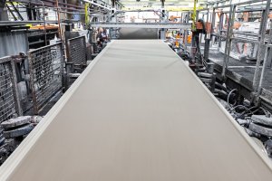 Vláknocement je materiál, který se hodí na fasády i střechy, dále také na podhledy, stěny, na šachty, balkony a třeba i v saunách. Dá se navíc recyklovat a architekti ho využívají čím dál tím častěji.