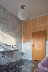 Volmanova vila byla kdysi vybavena tím nejlepším, co meziválečná doba nabízela. Jelikož ale do devadesátých let zcela schátrala, nic se nezachovalo. Dnes ji její majitelé postupně znovu vybavují dobovým nábytkem. V tom se hodně podobá Barbie Housu, ten není digitální, ale skutečně postavený ve filmových ateliérech. (Volmanova vila, Karel Janů, Jiří Štursa, 1938-1939