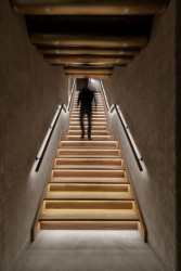 Interiér vinárny WineList od studia Collarch