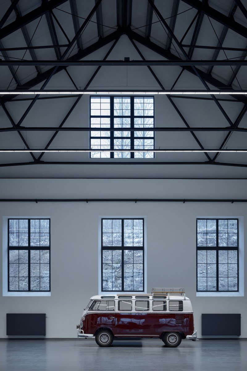 V Museu Na cestě jsou k vidění automobiloví veteráni. (Automoto muzeum v Lučanech nad Nisou, studio ARCHIDEE, architekt Ondřej Novosad)
