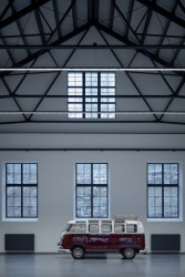 V Museu Na cestě jsou k vidění automobiloví veteráni. (Automoto muzeum v Lučanech nad Nisou, studio ARCHIDEE, architekt Ondřej Novosad)