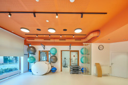 Interiér rehabilitačního centra CRIMED v Poděbradech od designérky Kateřiny Kersey a architektky Lucie Náhlovské