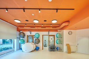 Interiér rehabilitačního centra CRIMED v Poděbradech od designérky Kateřiny Kersey a architektky Lucie Náhlovské
