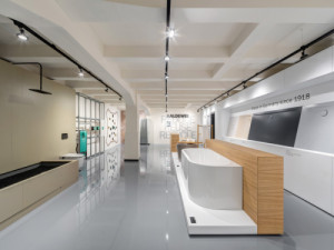 Nové koupelnové studio Hub in Bath v Karlíně vzniklo spojením čtyř výrobců sanitárních produktů.