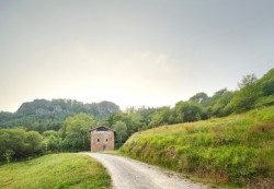 Rekonstrukce venkovského objektu doplněná betonovou přístavbou, Jordi Hidalgo Tané
