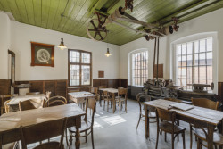 Nachází se v objektu bývalého konzumu a vedle depa úzkokolejné dráhy. (Muzeum starých strojů a technologií v Žamberku, Ateliéru Walter)