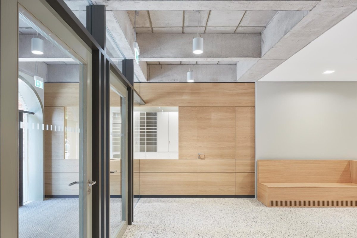 Rekonstrukce budovy okresního soudu Tübingenu od studia Dannien Roller Architekten
