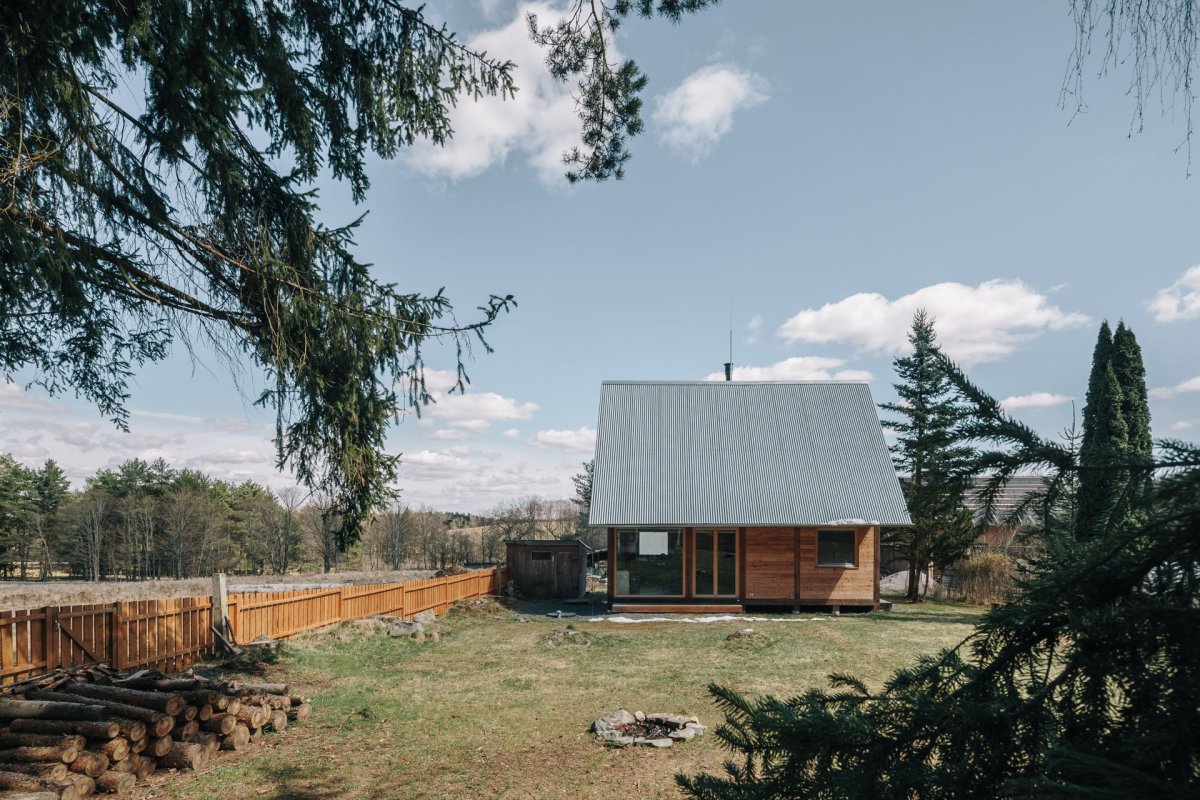 Chata Skelná Huť, re:architekti: Architekti se rozhodli pokračovat v duchu lokálního kontextu a rozvinout hodnoty místa.