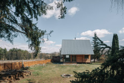 Chata Skelná Huť, re:architekti: Architekti se rozhodli pokračovat v duchu lokálního kontextu a rozvinout hodnoty místa.