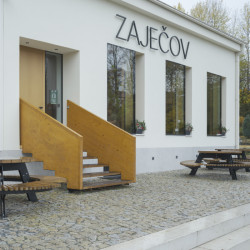 Nejvýznamnější je přístavba hospody, při rekonstrukci se jí zvětšila okna a dostala samostatný vstup. (Lidový dům Zaječov, IO Studio)