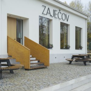 Nejvýznamnější je přístavba hospody, při rekonstrukci se jí zvětšila okna a dostala samostatný vstup. (Lidový dům Zaječov, IO Studio)