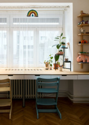 V dětském pokoji stojí nový pracovní stůl se dvěma místy. (Rekonstrukce bytu ve Vršovicích, Amulet architekti)
