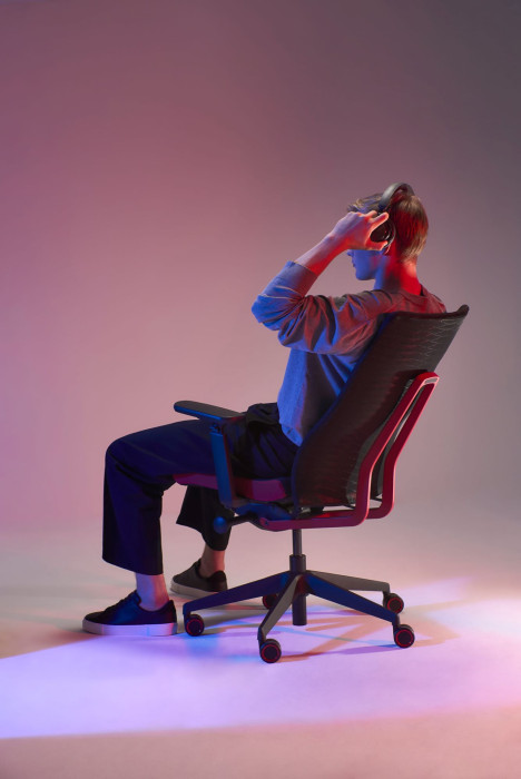 Židle FollowMe je k dostání také v herní variantě se zajímavými červenými detaily.